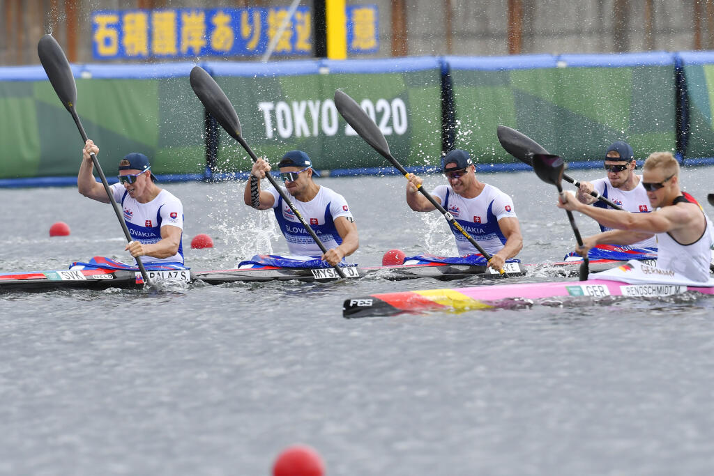 Na snímke slovenská posádka rýchlostných kanoistov K4 v zložení zľava Samuel Baláž, Denis Myšák, Erik Vlček a Adam Botek počas semifinále na 500 metrov počas XXXII. letných olympijských hier v Tokiu, 7. augusta 2021. FOTO TASR - Michal Svítok