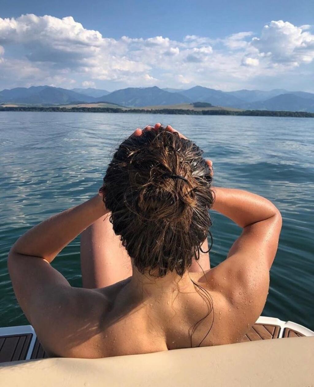 Peťa Vlhová sa takto predviedla na lodi hore bez.