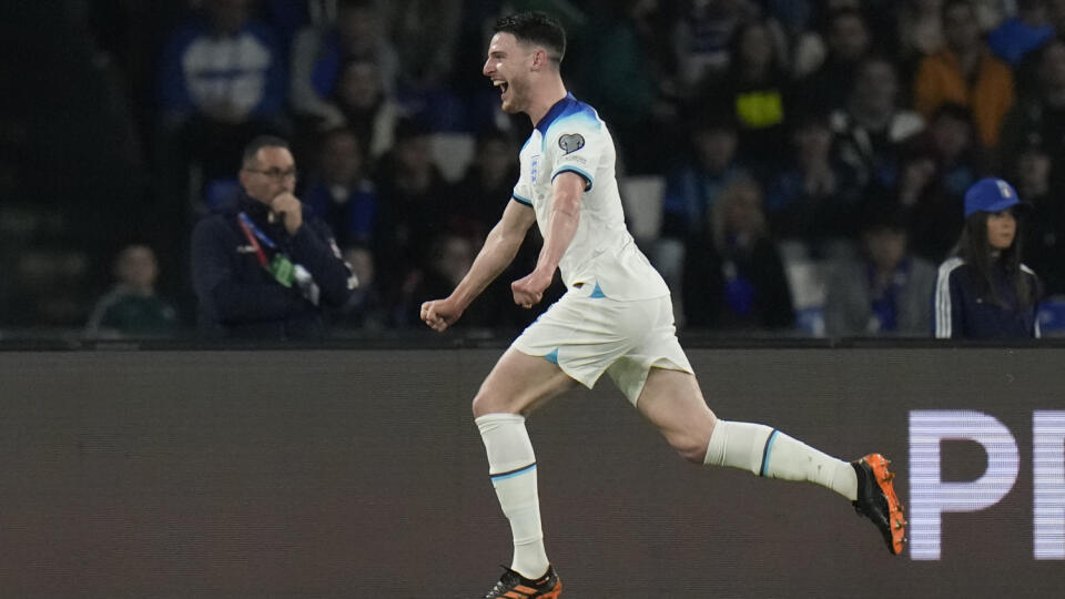 EBE 44 Neapol - Na snímke britský stredopoliar Declan Rice oslavuje svoj úvodný gól v zápase C-skupiny kvalifikácie na ME 2024 vo futbale Taliansko - Anglicko v Neapole 23. marca 2023. FOTO TASR/AP
England's Declan Rice celebrates after scoring his side's first goal during the Euro 2024 group C qualifying soccer match between Italy and England at the Diego Armando Maradona stadium in Naples, Italy, Thursday, March 23, 2023. (AP Photo/Alessandra Tarantino)