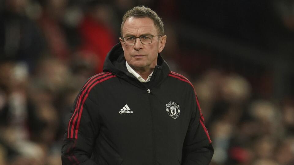PK 12 Manchester - Tréner Manchestru United Ralf Rangnick sleduje rozcvičku hráčov pred zápasom 21. kola anglickej Premier League Manchester United - Wolverhampton Wanderers v Manchestri v pondelok 3. januára 2022. FOTO TASR/AP
Manchester United's manager Ralf Rangnick watches players warm up before the English Premier League soccer match between Manchester United and Wolverhampton Wanderers at Old Trafford stadium in Manchester, England, Monday, Jan.3, 2022. (AP Photo/Dave Thompson)