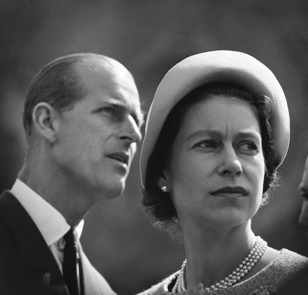 KK31 Schefferville - Na archívnej snímke z 20. júna 1959 britská kráľovná Alžbeta II. a britský princ Philip počúvajú o fungovaní bane na železnú rudu počas svojej kráľovskej prehliadky v kanadskom Schefferville. Britský princ Philip, manžel kráľovnej Alžbety II., zomrel v piatok 9. apríla 2021 vo veku 99 rokov. Oznámil to Buckinghamský palác.