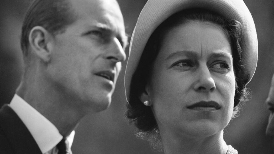 Na archívnej snímke z 20. júna 1959 britská kráľovná Alžbeta II. a britský princ Philip počúvajú o fungovaní bane na železnú rudu počas svojej kráľovskej prehliadky v kanadskom Schefferville.