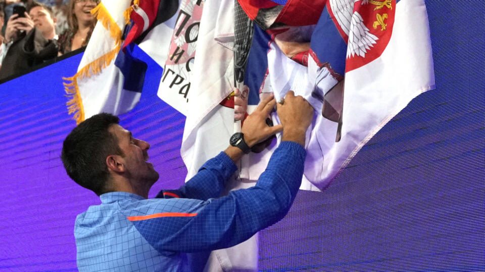 Djokoviča nechceli v Dubaji fanúšikovia pustiť z kurtu.
