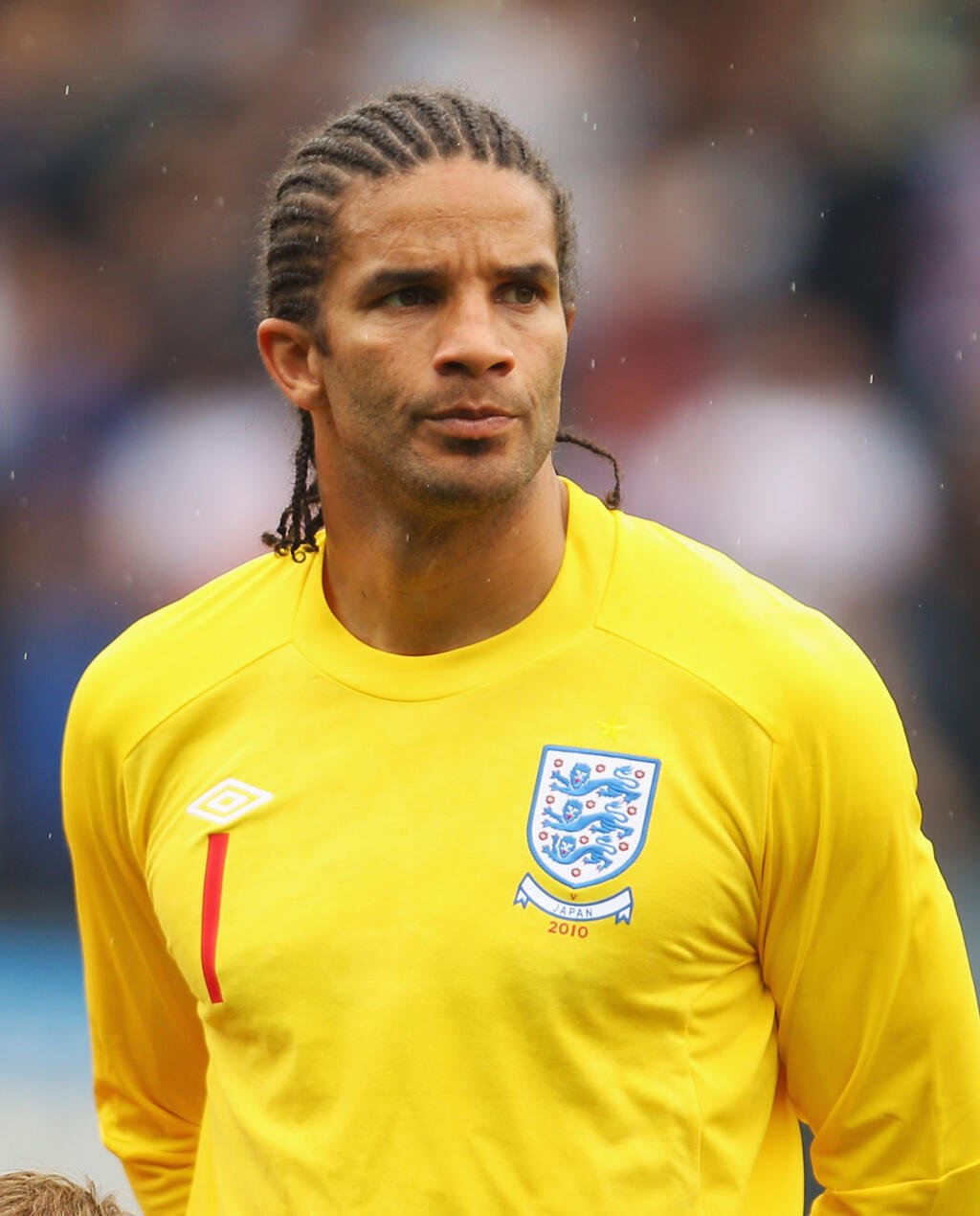 David James, jeden z nejlepších brankárov Premier League, počas svojej kariéry prišiel o veľa financií kvôli zdĺhavému a drahému rozvodu. Stratil všetky svoje zárobky z dôvodu nadmerného míňania, zlých investícií a daňových nedoplatkov. Neskôr začal predávať svoje osobné veci, aby si doplnil minuté prostriedky.