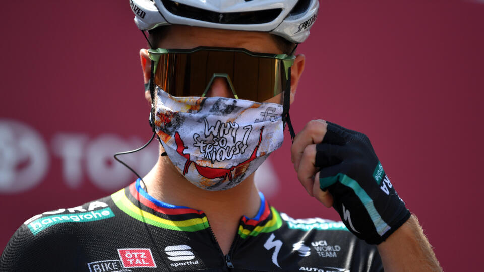 Peter Sagan si pred pretekmi obliekol rúško s nápisom Why so serious?
