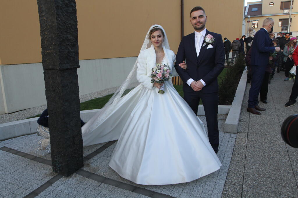 Dominika Stará má za sebou konečne svoj vysnívaný svadobný deň. V kostole Nenebovzatia Panny Márie v Šamoríne, si vzala Michala Jurenu.