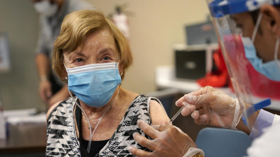 JB 46 Pompano Beach - Zdravotník podáva vakcínu proti ochoreniu COVID-19 od spoločnosti Biontech/Pfizer seniorke Joan Handelsmanovej vo vakcinačnom centre počas vakcinácie seniorov v Pompano Beach na Floride 21. januára 2021. FOTO TASR/AP
Joan Handelsman receives the the Pfizer-BioNTech COVID-19 vaccine, Thursday, Jan. 21, 2021, at John Knox Village in Pompano Beach, Fla. (AP Photo/Lynne Sladky)