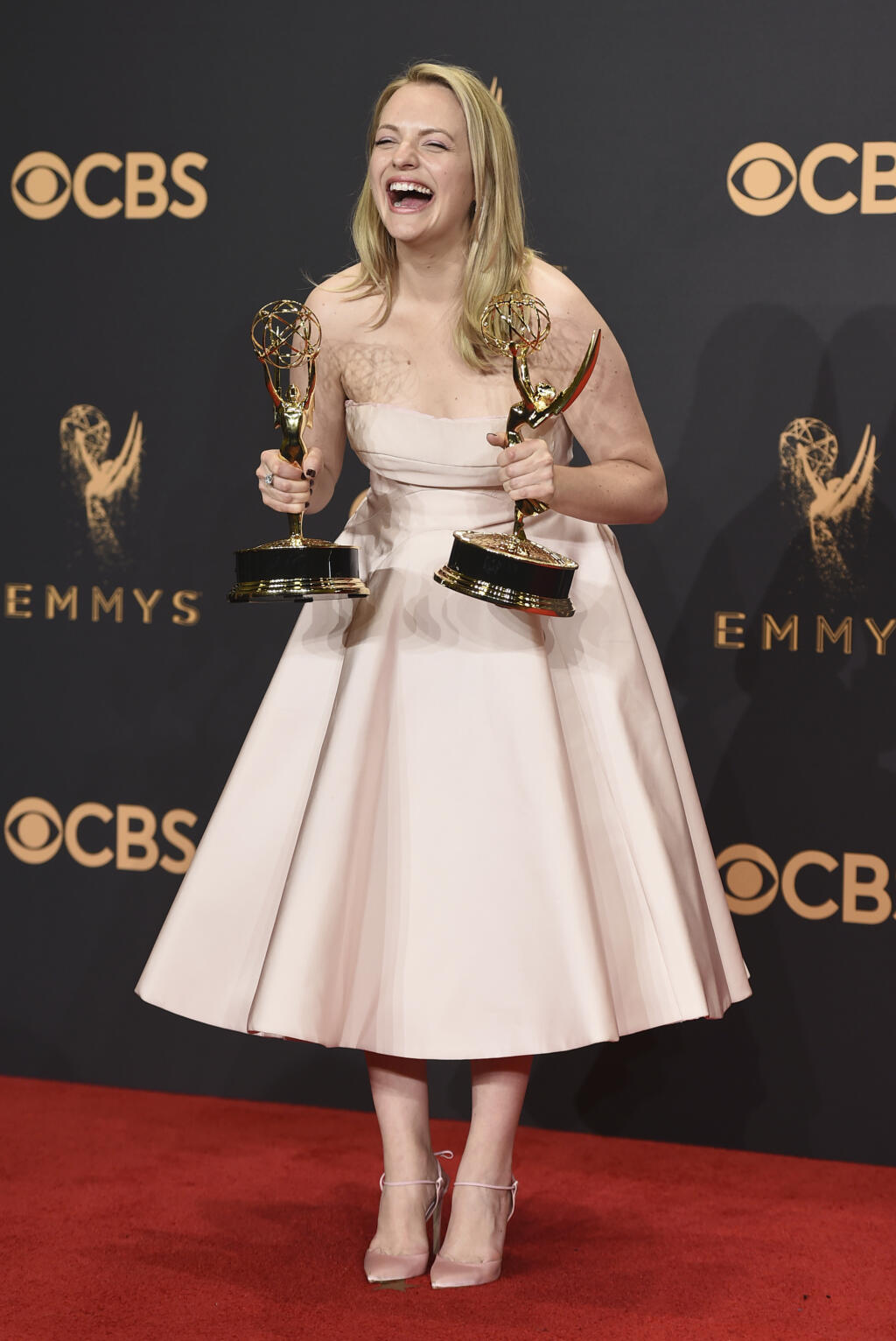 Americká herečka Elisabeth Mossová pózuje fotografom s cenami za najlepšiu herečku v hlavnej úlohe a za najlepší dramatický seriál The Handmaid's Tale - Príbeh služobníčky na 69. odovzdávaní prestížnych cien Emmy v americkom Los Angeles 18. septembra 2017.