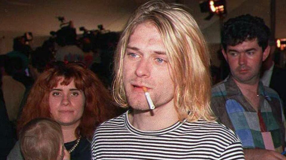 KURT COBAIN – tiež odišiel z tohto sveta pre svoju náklonnosť k omamným látkam, spáchal v roku 1994 samovraždu. Na rozdiel od Elvisa, Kurt bol vyslovene „zlý chlapec“, a na tomto imidži si zakladal. Jeho modré oči, neoholená tvár s jasnými rysmi, dlhšie vlasy boli iba bonusom k jeho charizmatickému hlasu.