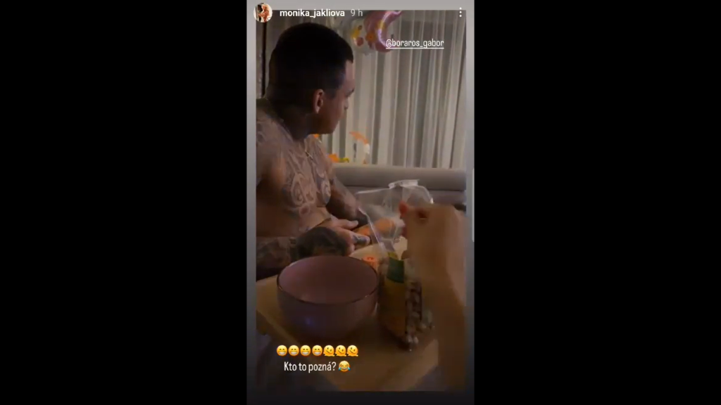 Samozrejme, všetko to bolo v rámci srandy, no zápasník to nevedel vydržať a zahrnul ju strašnými pohľadmi.