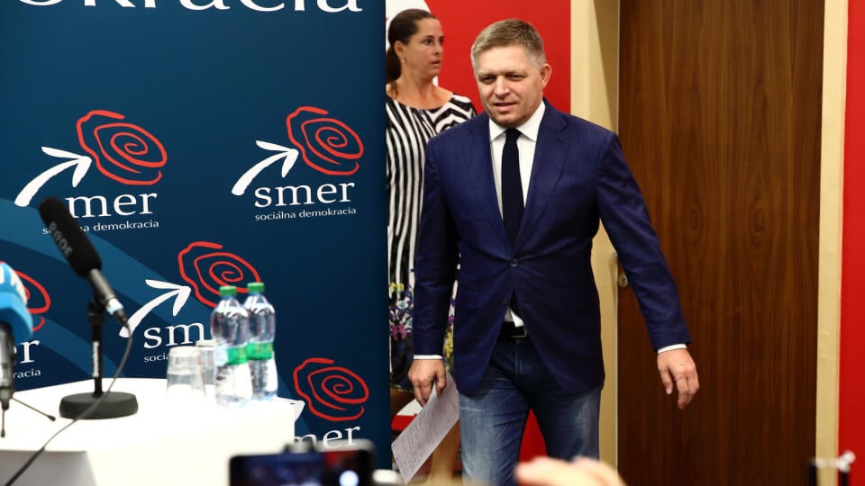 Na snímke je tlačová konferencia strany Smer-SD kde sa Robert Fico vyjadril k téme threema. 