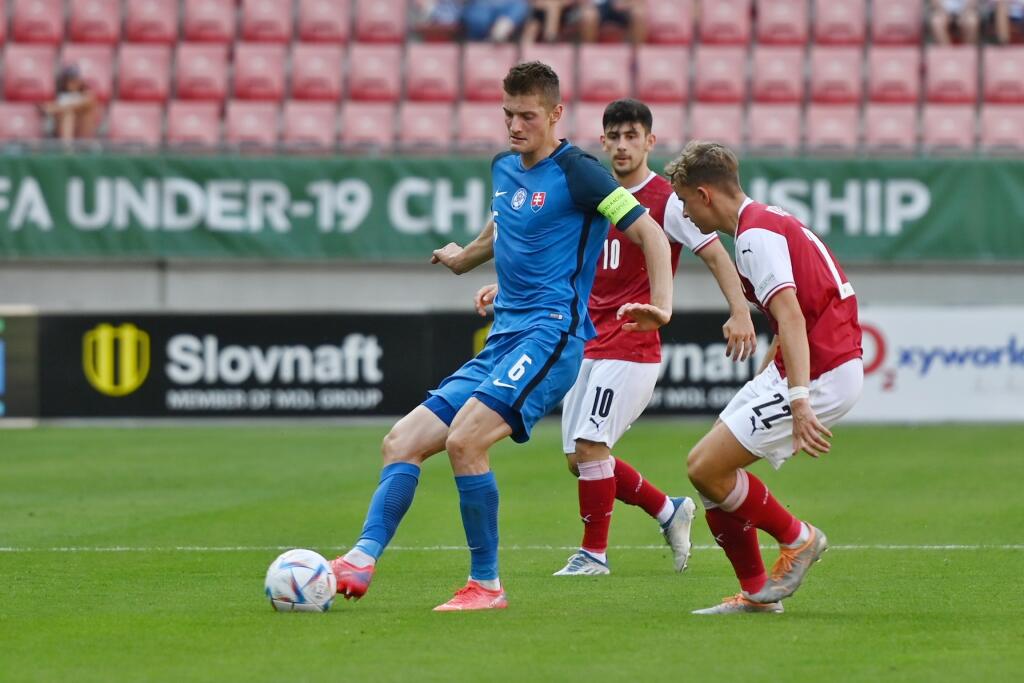 Na snímke zľava kapitán Slovenska Sebastián Kóša a hráči Rakúska Yusuf Demir a Nikolas Veratsching počas zápasu o 5. miesto na Majstrovstvách Európy U19 Slovensko U19 - Rakúsko U19 v Trnave v utorok 28. júna 2022. FOTO TASR - Lukáš Grinaj