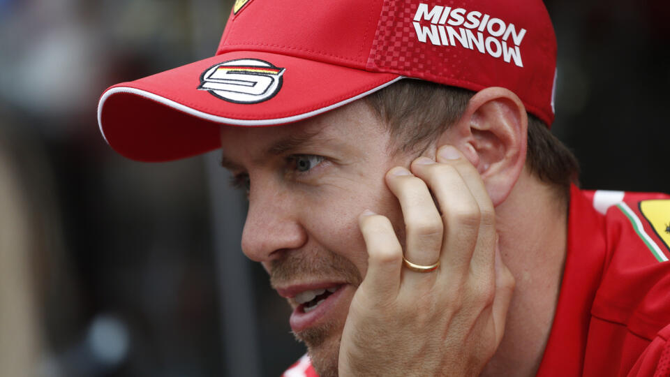 SY 19 Sao Paulo - Na snímke jazde tímu Ferrari Nemec Sebastian Vettel počas stretnutia s médiami pred Veľkou cenou Brazílie F1 na okruhu Interlagos v Sao Paule 14. novembra 2019. FOTO TASR/AP
Ferrari drivers Charles Leclerc, of Monaco, left, and Sebastian Vettel, of Germany, meet with reporters in the paddock area of Interlagos racetrack in Sao Paulo, Brazil, Thursday, Nov. 14, 2019. (AP Photo/Nelson Antoine)
