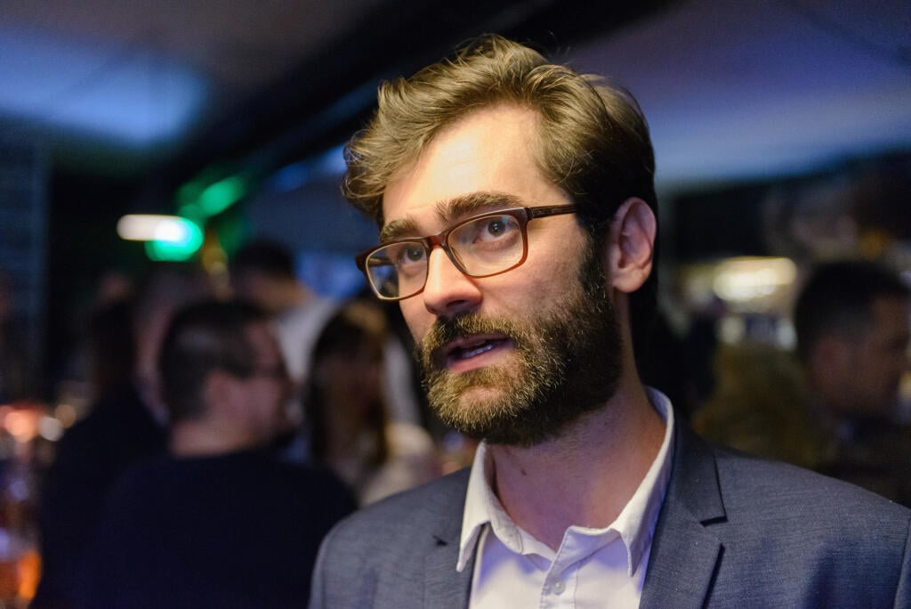 Na snímke kandidát na primátora Nitry Marek Hattas reaguje na priebežné výsledky volieb do orgánov samosprávy obc ípočas volebnej noci v Nitre 10. novembra 2018.FOTO TASR - Henrich Mišovič