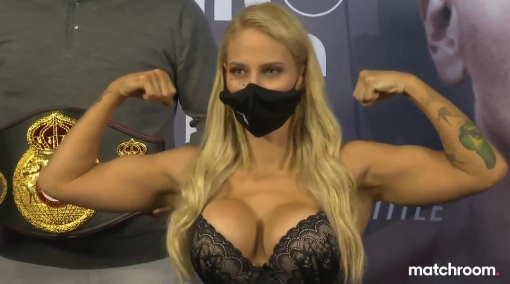 Keďže súperky sa vyzliekajú zo šiat, aby ich hmotnosť bola čo najnižšia, na váhu sa postavia v spodnej bielizni. Keď sa však vyzliekla Bridgesová, mnohým spadla sánka. Za všetko mohli jej obrovské prsia.