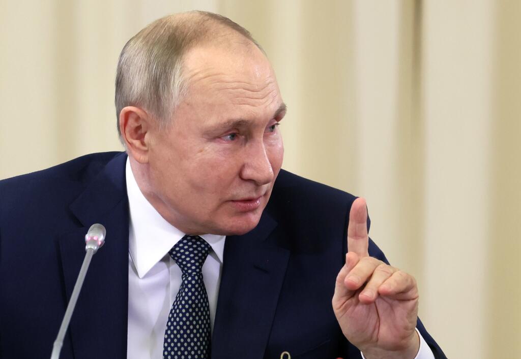 EBE 17 Moskva - Na snímke ruský prezident Vladimir Putin počas stretnutia s matkami vojenského personálu slúžiaceho v špeciálnej vojenskej operácii pred Dňom matiek v rezidencii Novo-Ogaryovo pri Moskve v Rusku 25. novembra 2022. Deň matiek sa oslavuje poslednú novembrovú nedeľu. FOTO TASR/AP


Russian President Vladimir Putin meets with mothers of military personnel serving in the special military operation ahead of Mother's Day at the Novo-Ogaryovo residence outside Moscow, Russia, Friday, Nov