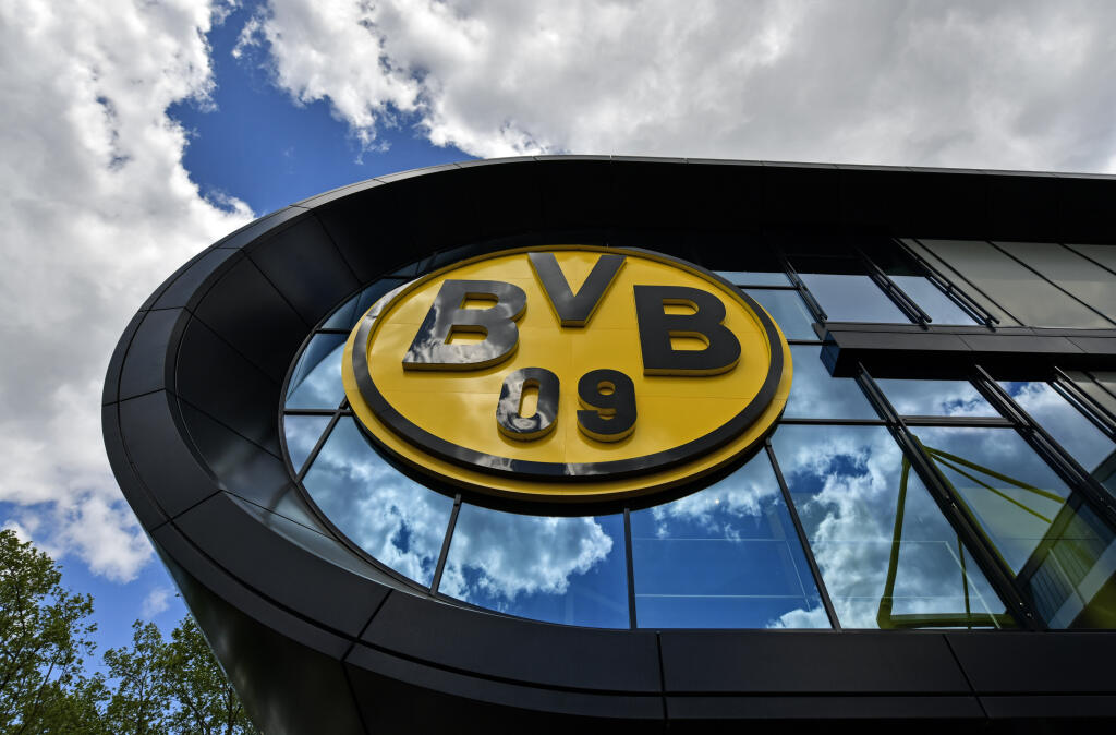 WA 6 Dortmund - Na snímke predajňa nemeckého bundesligového klubu Borussia Dortmund, ktorá sa nachádza v blízkosti domovského stánku Signal Iduna Park, najväčšieho futbalového štadióna v Nemecku vo štvrtok 14. mája 2020. Najvyššia nemecká futbalová súťaž bude po prestávke spôsobenej pandémiou koronavírusu pokračovať v sobotu 16. mája zápasmi 26. kola. Futbalisti Borussie Dortmund nastúpia v sobotnom derby proti FC Schalke 04. Do konca bundesligového ročníka zostáva deväť kôl. Na čele tabuľky je