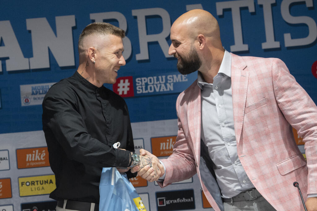 Kucka mal po podpise skvelú náladu, to iste platí o Kmotríkovi mladšom.