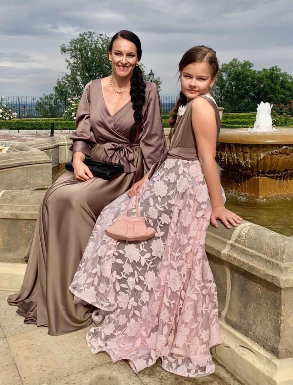 Keď sa Martina Hrašnová (v strede) elegantne oblečie, púta pozornosť všetkých naokolo. Na fotografii je s dcérou.