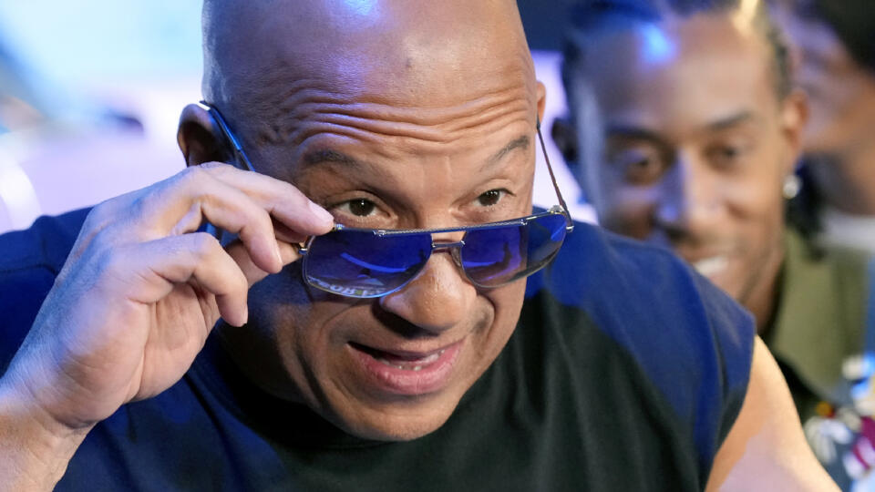 Americký herec Vin Diesel (vo filme Dominic "Dom" Toretto) hľadí cez slnečné okuliare na fotografov pri uvedení traileru k 10. pokračovaniu akčnej série Fast X (Rýchlo a zbesilo) v L.A. Live v Los Angeles v noci na 10. februára 2023.