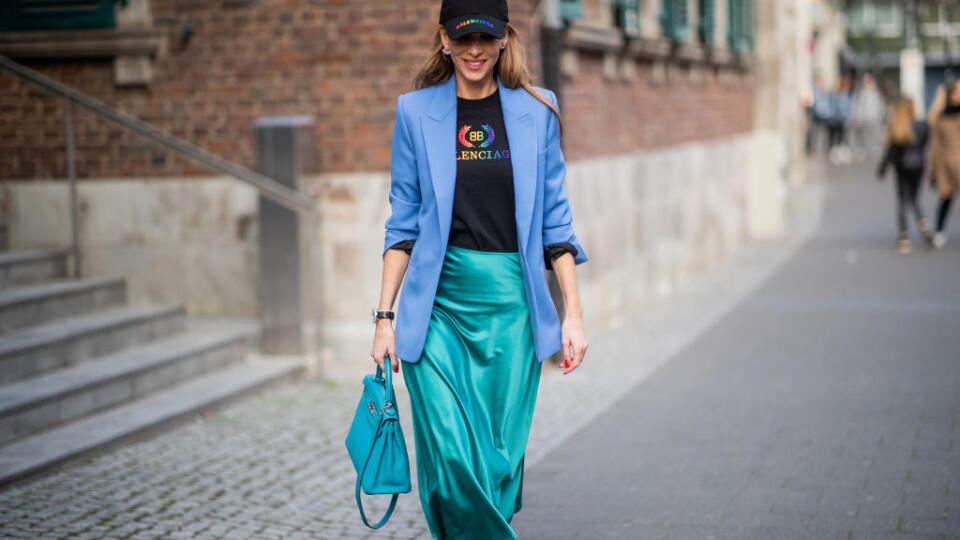 Street style z Düsseldorfu, tričko Balenciaga v kombinácii s tyrkysovou.