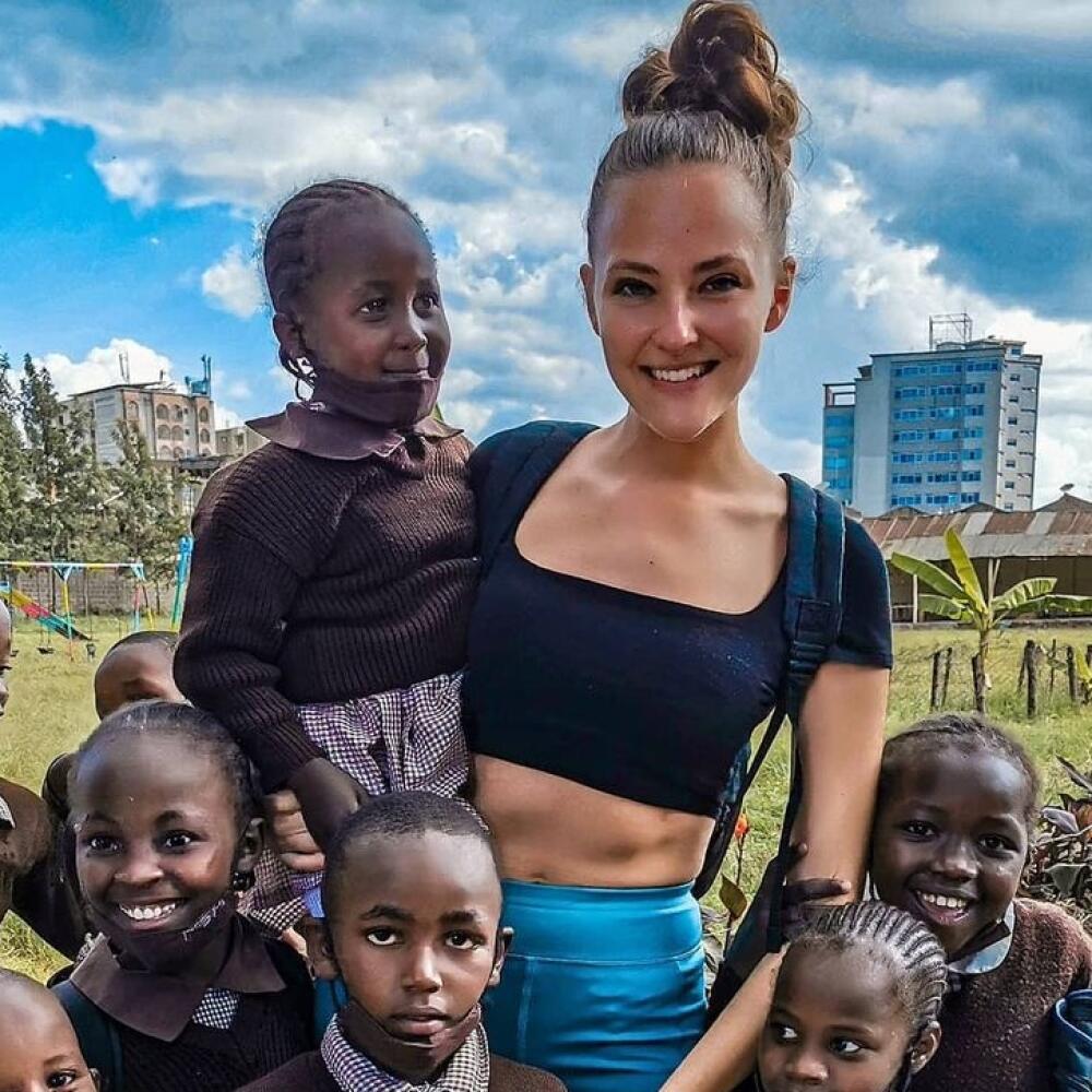 Monika pomáha v Afrike.