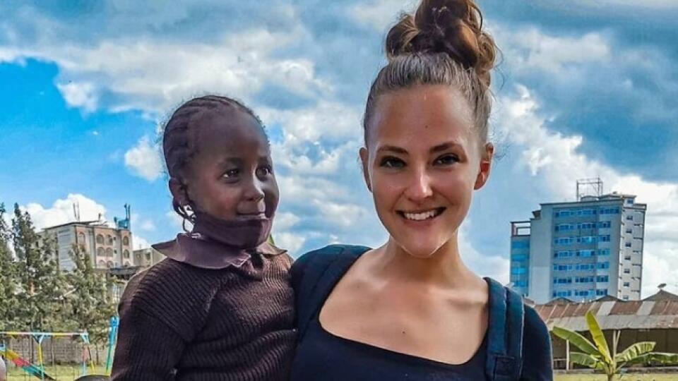 Monika pomáha v Afrike.