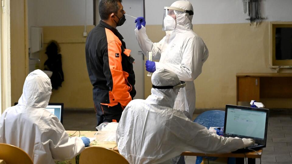 Na snímke testovanie PCR testami na prítomnosť ochorenia COVID-19 v rómskej osade v Trebišove 26. novembra 2021. FOTO TASR - Roman Hanc