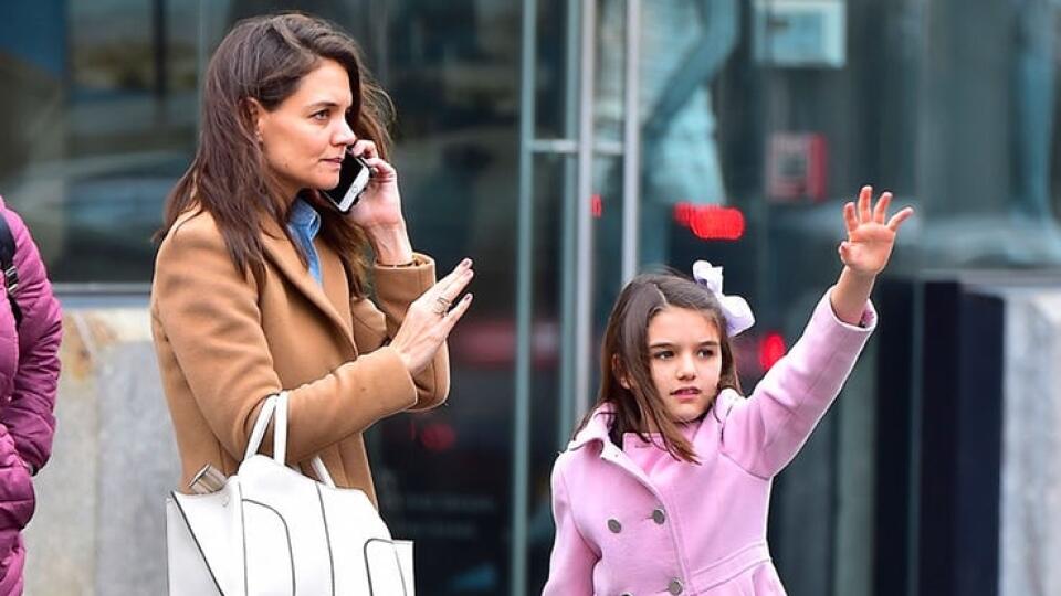 Suri Cruise sa nápadne podobá na svoju mamu Katie Holmes.