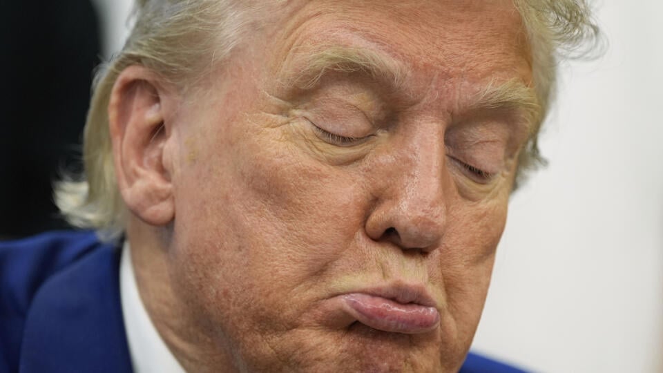 KK45 Washington - Americký prezident Donald Trump hovorí s novinármi v Oválnej pracovni Bieleho domu počas stretnutia s futbalistami Juventusu Turín vo Washingtone 18. júna 2025. FOTO TASR/AP
President Donald Trump talks with reporters as he meets with members of the Juventus soccer club in the Oval Office of the White House, Wednesday, June 18, 2025, in Washington. (AP Photo/Alex Brandon)