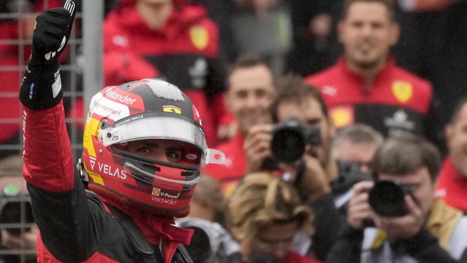 PK 59 Silverstone - Španielsky pilot formuly 1 Carlos Sainz z tímu Ferrari sa teší po zisku prvej pole position po dosiahnutí najrýchlejšieho času v kvalifikácii pred nedeľnou Veľkou cenou F1 Veľkej Británie na okruhu v Silverstone v sobotu 2. júla 2022. FOTO TASR/AP

Ferrari driver Carlos Sainz of Spain celebrates after he clocked the fastest time during the qualifying session for the British Formula One Grand Prix at the Silverstone circuit, in Silverstone, England, Saturday, July 2, 2022. The