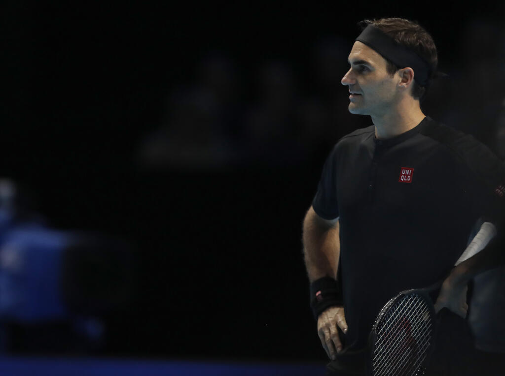 Švajčiarsky tenista Roger Federer v zápase ATP Turnaja majstrov proti Rakúšanovi Dominicovi Thiemovi v Londýne 10. novembra 2019.