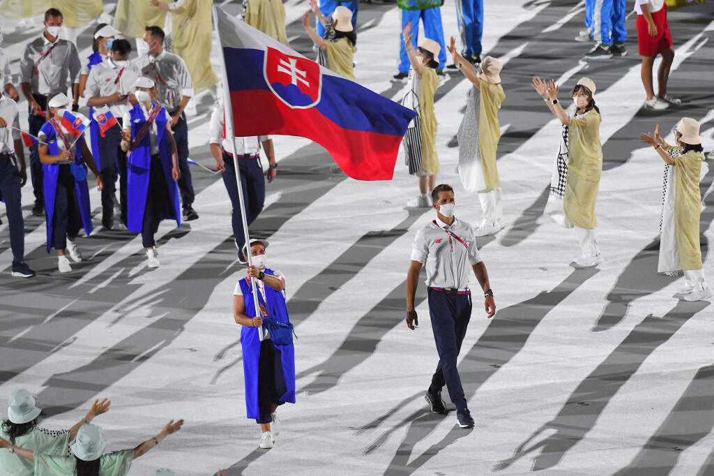 Slováci svojím outfitom počas otváracieho ceremoniálu olympiády nezaujali a najmä ženská časť výpravy v dlhých plášťoch neohúrila. Na internete ich označili za predavačky.
