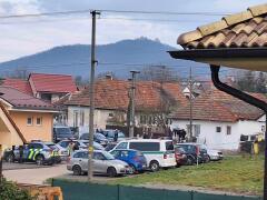 VIDEO Obrovská akcia v Jelenci: Zasahujú desiatky policajtov, časť obce hermeticky uzavreli!