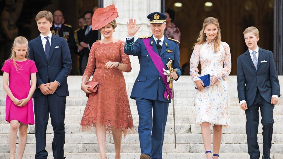 ZMENÍ PROSTREDIE Korunná princezná Elizabeth, druhá sprava, s rodinou - kráľ Filip, kráľovná Mathilde, princovia Gabriel a Emmanuel a princezná Eleonóra.