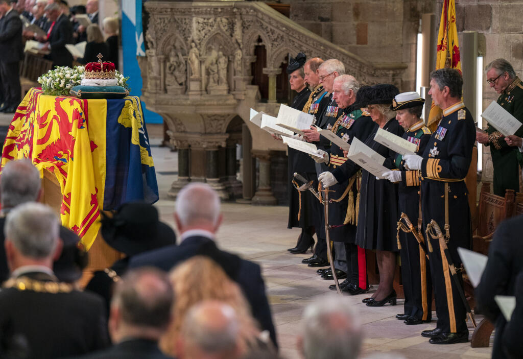 Na snímke zľava Sophie, grófka z Wessexu, britskí princovia Edward a Andrew, britský kráľ Karol III., britská kráľovná manželka Kamila, britská princezná Anna a jej manžel Tim Laurence stoja počas bohoslužby pripomínajúcej život zosnulej britskej kráľovnej Alžbety II. v Katedrále svätého Egídia v škótskom Edinburghu v pondelok 12. septembra 2022.