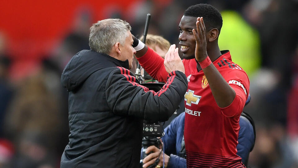 Tréner Manchestru United Ole Gunnar Solskjaer a jeho zverenec Paul Pogba.