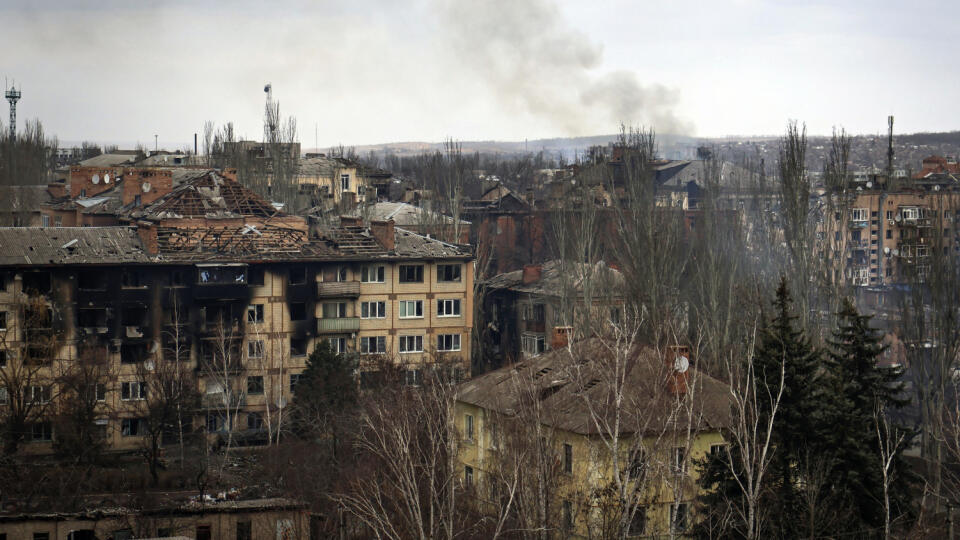 Dym stúpa počas ťažkých bojov medzi ukrjainskou a ruskou armádou v meste Bachmut v Doneckej oblasti na východe Ukrajiny v stredu 15. marca 2023.