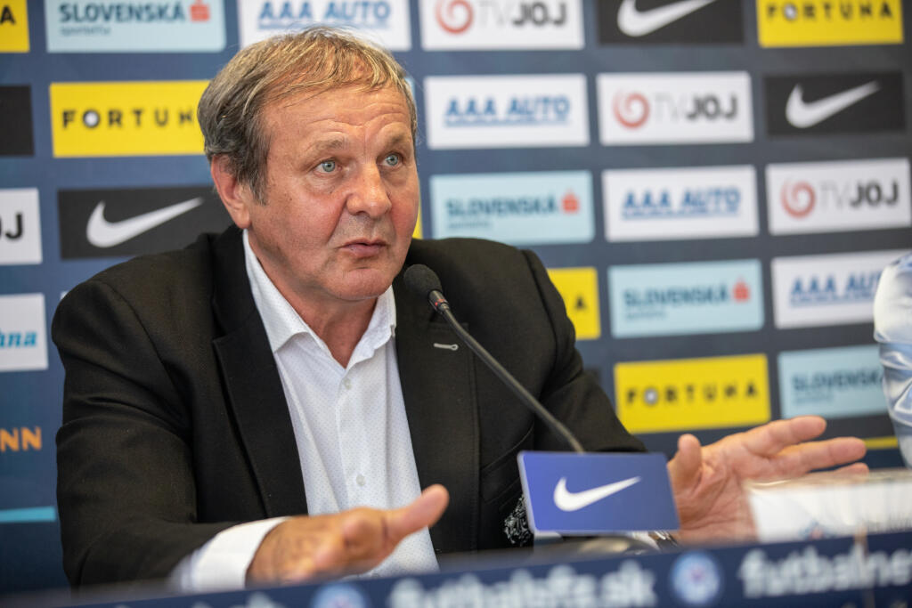 "Dúbravka mi povedal, že má ťažké obdobie v Newcastli a išiel sa odreagovať. Weiss povedal, že nevie, prečo bol vonku. Lobotka povedal, že vo Vigu mal nahustený program a nemal čas sa odreagovať. Čudný pohľad na vec, keď hral zápasy sobota-sobota. A ešte na margo môjho odchodu povedal, že tréneri prichádzajú a odchádzajú a ja som profesionál. Prístupom stopercentný. Máme ho všetci radi, je to hráč budúcnosti s veľkým potenciálom. Škriniar povedal to isté, som z neho sklamaný, lebo vzťah s ním bol nadštandardný. Teším sa z jeho výkonov, budem obom stále fandiť, ale aj som ich chcel na tlačovke po zápase s Českom vyhecovať čiastočnou kritikou, aby prevzali väčšiu zodpovednosť za hru mužstva a nespoliehali sa na Škrtela. Šatka mi povedal, že išiel s kamarátmi. Tí siedmi hráči ponocovali, ako som mal zareagovať?"