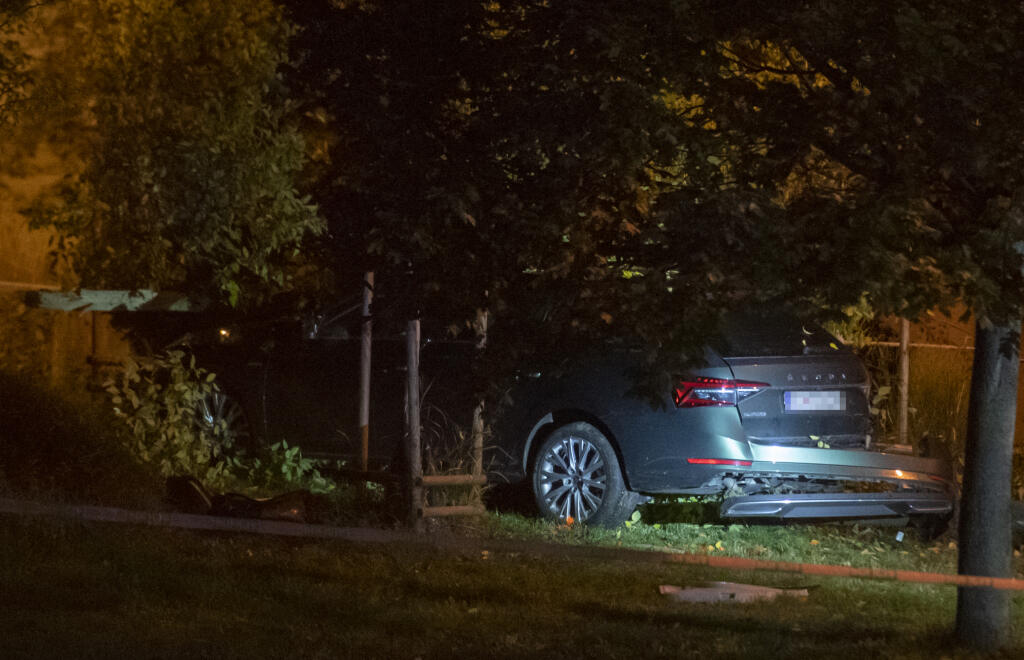 Na bratislavskej Zochovej ulici narazilo v nedeľu krátko po 22.15 h auto do zastávky mestskej hromadnej dopravy (MHD). Nehoda si podľa doterajších informácií vyžiadala štyroch mŕtvych a sedem zranených. Na snímke auto, ktoré narazilo do zastávky MHD na Zochovej ulici, vpravo pekryté telo obete nehody v pondelok 3. októbra 2022 v Bratislave. FOTO TASR - Martin Baumann