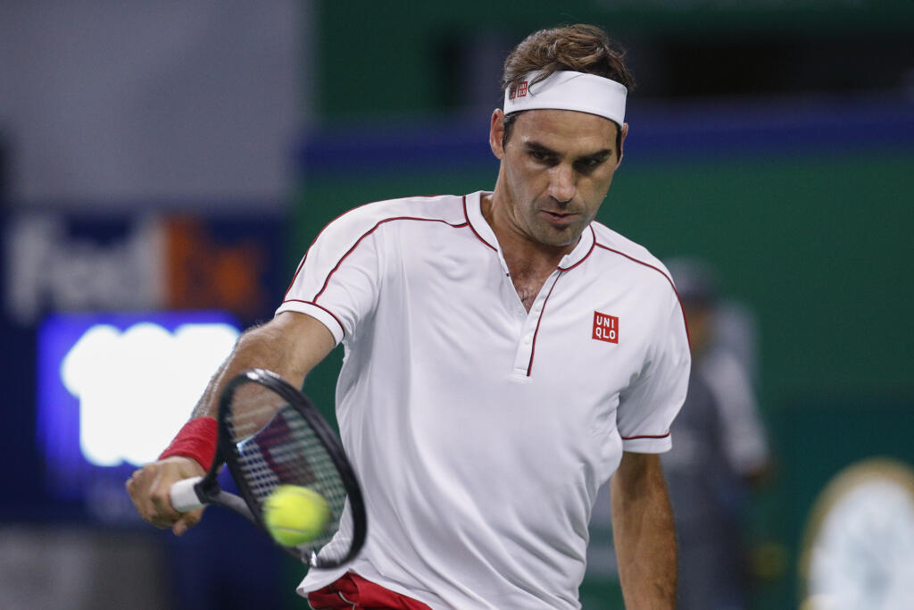 KK26 Šanghaj - Švajčiarsky tenista Roger Federer v zápase proti Belgičanovi Davidovi Goffinovi v osemfinále dvojhry na turnaji ATP v Šanghaji 10. októbra 2019. FOTO TASR/AP
Roger Federer of Switzerland hits a return shot against David Goffin of Belgium during their men's singles match at the Shanghai Masters tennis tournament at Qizhong Forest Sports City Tennis Center in Shanghai, China, Thursday, Oct. 10, 2019. (AP Photo/Andy Wong)
