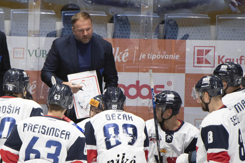 Extraligové kluby sa vyhrážajú, že ukončia sezónu, ak budú hrať bez fanúšikov.