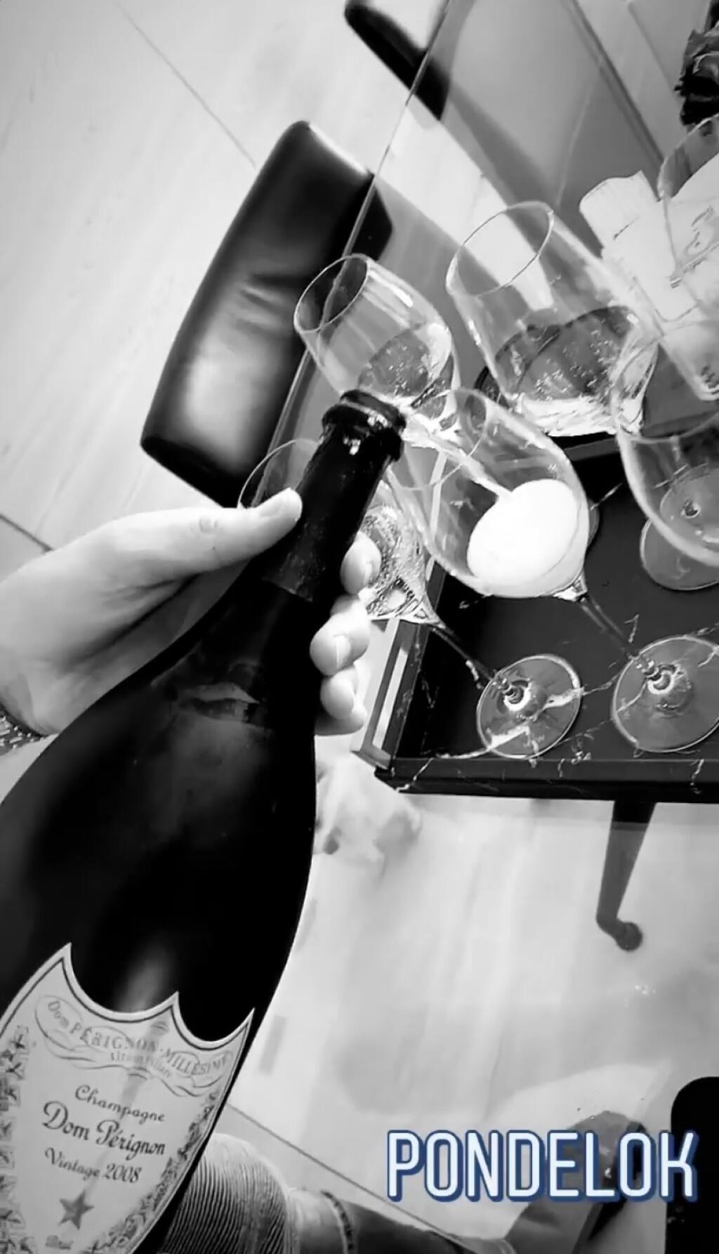 Škriniarova priateľka sa pochválila luxusným pitím na dcérkinej párty. Dopriala si šampanské slávnej značky, ktorého fľaša vás vyjde na niekoľko stoviek eur.