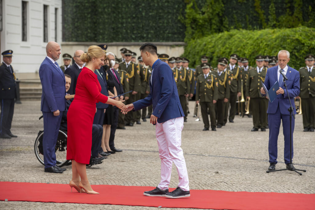 Slovenskí oympionici skladajú prisahu do rúk prezidentky Zuzany Čaputovej pred odletom do Tokia.