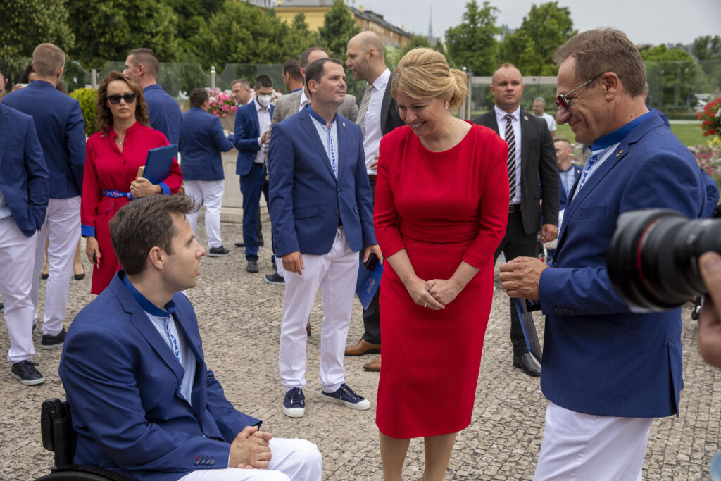 Prezidentka, ktorá mala na sebe krásne červené šaty v dvornej debate s našim paraolympionikom.