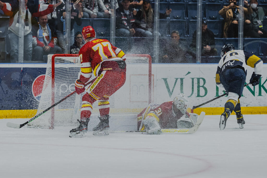 Na snímke Samuel Takáč (Slovan) a Michal Valent (Trenčín) počas zápasu 1.kola Tipos Extraligy 2021/2022 medzi HC Slovan Bratislava a HK Dukla Trenčín.