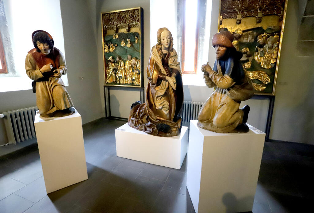 Slovenská národná galéria (SNG) na Zvolenskom hrade otvorila novú expozíciu gotického umenia. Expozícia predstavuje kolekciu stredovekého sochárstva a maliarstva na Slovensku jedinečnú počtom vystavených diel, ako aj koncentráciou na obdobie 14. až 16. storočia. Vystavených je viac než 70 sôch a obrazov. Na snímke diela zľava pastier zo skupiny Narodenia (I), Panna Mária zo skupiny Narodenia a pastier zo skupiny Narodenia (II) pochádzajúce z farského kostola v Levoči z rokov 1952 až 1958 sú vyst