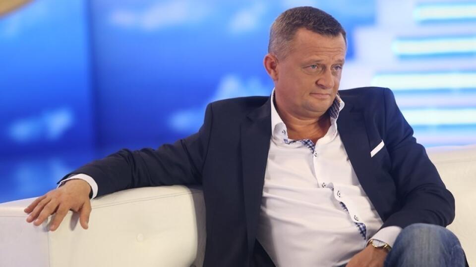 Príliš chorý? Vilo Rozboril sa pre zdravotné problémy dostal do časového sklzu. Vynechá Modré z neba iba jeden diel?
