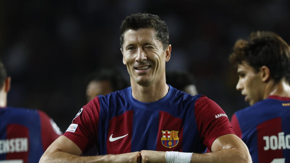 EBE 42 Barcelona - Na snímke poľský útočník Barcelony Robert Lewandowski oslavuje svoj gól v zápase H-skupiny 1. kola skupinovej fázy Ligy majstrov vo futbale FC Barcelona - Royal Antverpy v utorok 19. septembra 2023. FOTO TASR/AP

Barcelona's Robert Lewandowski celebrates after scoring his side's second goal during the Champions League Group H soccer match between Barcelona and Royal Antwerp at the Olympic Stadium of Montjuic in Barcelona, Spain, Tuesday, Sept. 19, 2023. (AP Photo/Joan Monfort)