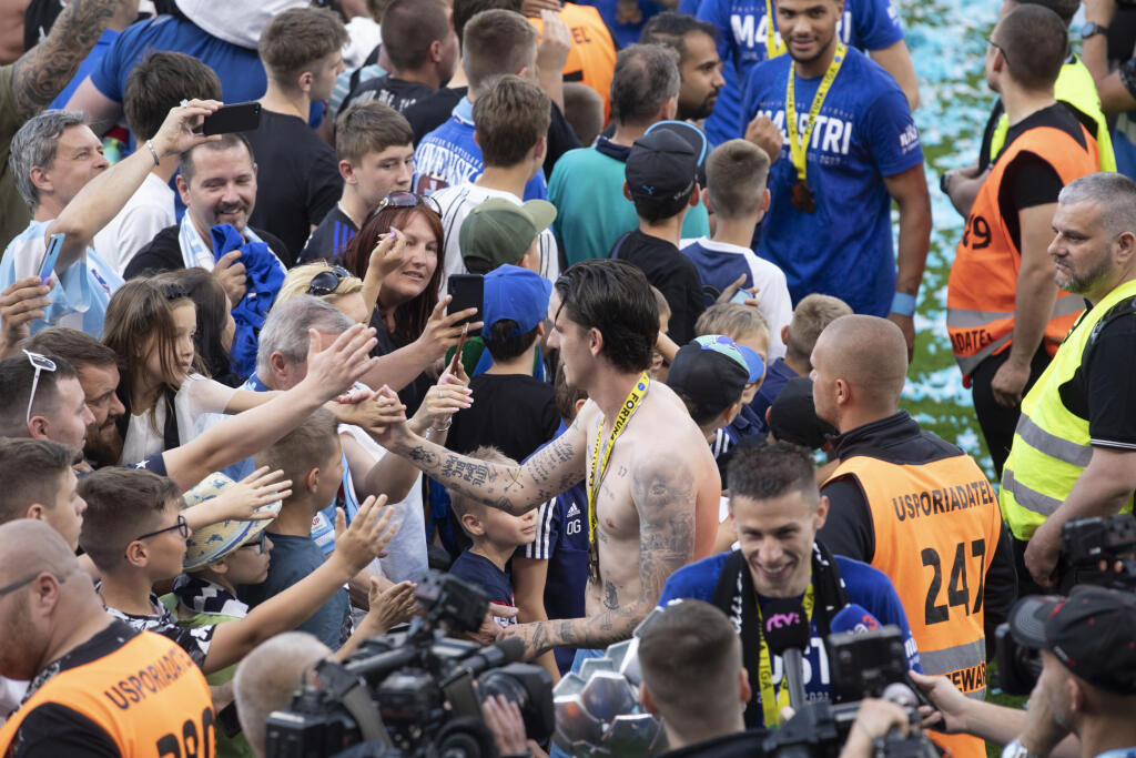 Na snímke futbalisti Slovana Bratislava , ktorý oslavujú zisk 4. titulu Fortuna ligy za sebou.